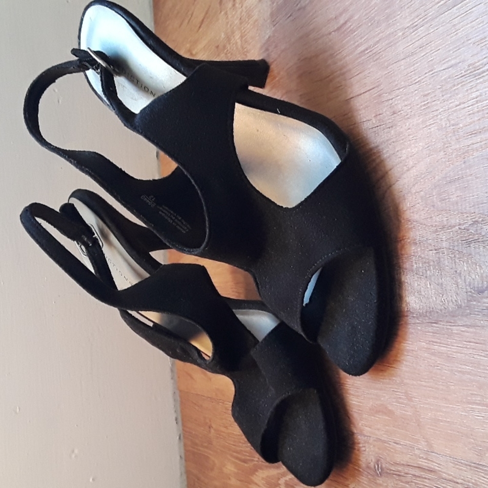 EUC Predictions 4" Suede sandals